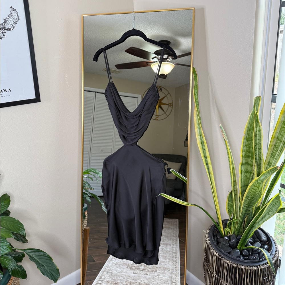 Elegant Black Cut-Out Dress - Picture 4 of 6